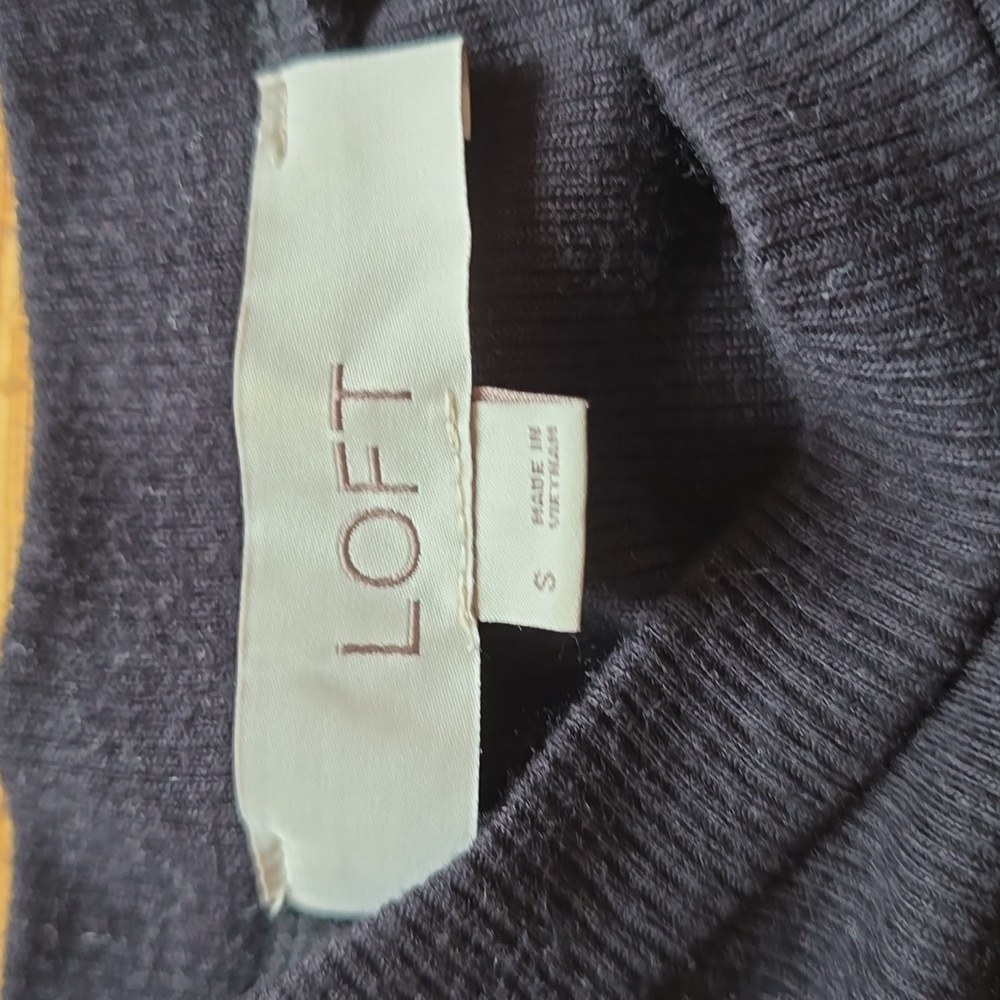 LOFT, Long Ribbed Short Sleeve Black Knit, Faux Gold Button Top, EUC, Women's S - Picture 4 of 5